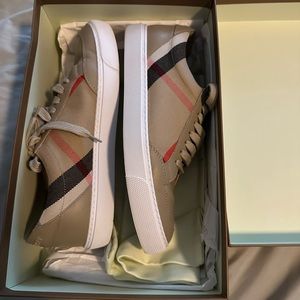 Worn once authentic Burberry nova check low top salmon sneaker 38 box/dust bag